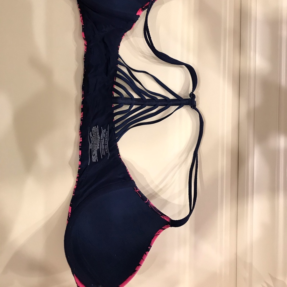 Victoria secret bra 32DD clip in front